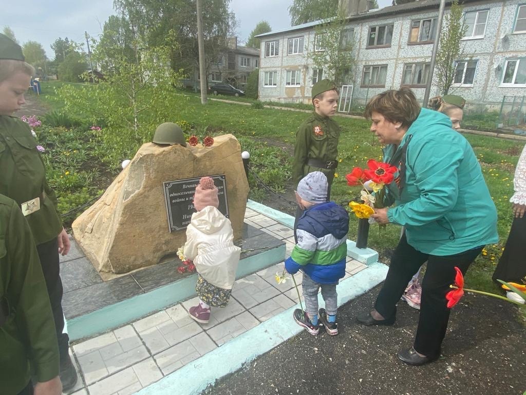 Возложение цветов к мемориалу односельчанам - участникам Великой Отечественной войны.