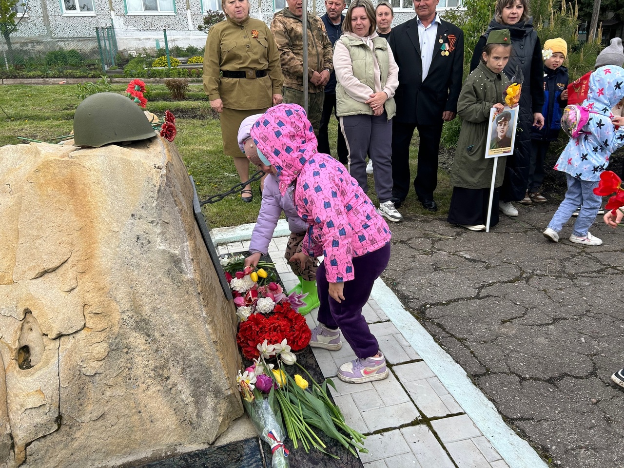 Митинг у памятного знака, посвященного жителям села Ильинка - участникам Великой Отечественной войны.