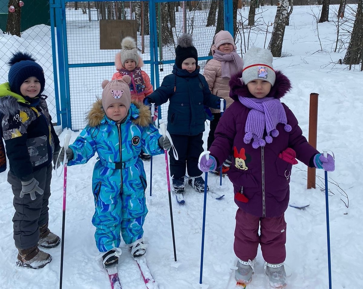 Наши дошколята сегодня совершили марш - бросок на лыжах по территории детского сада.