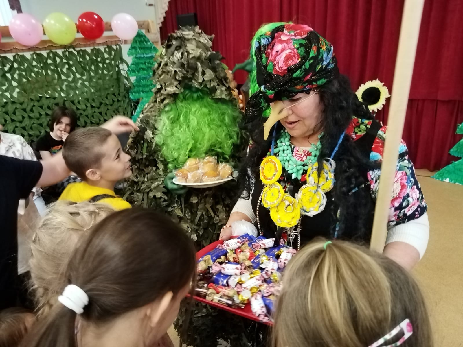 Последний день работы пришкольного оздоровительного лагеря Центра образования «Акимо-Ильинский» прошёл в праздничной атмосфере: ребят пригласили на день рождения ... Бабы Яги!.