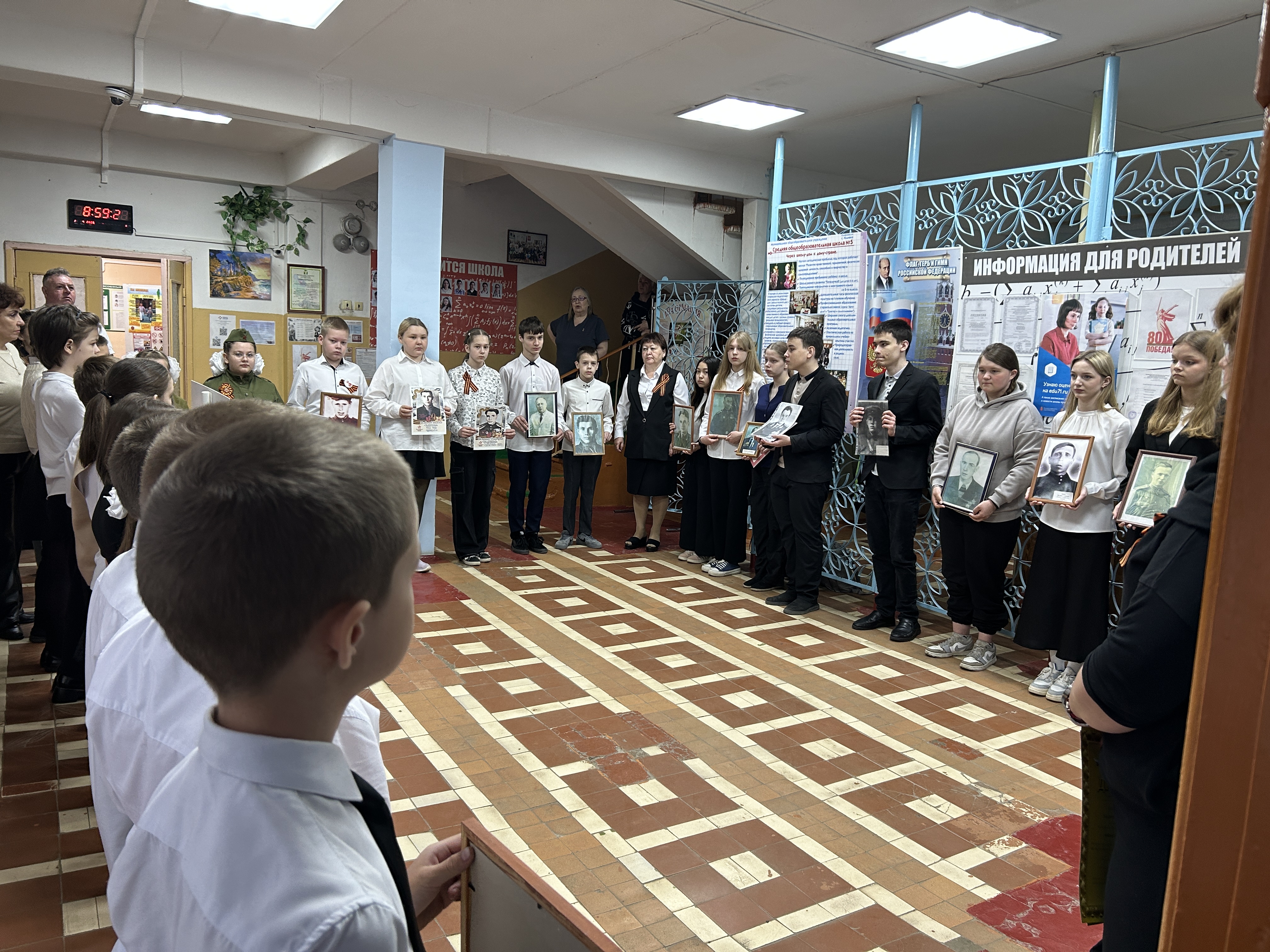 Поклонимся великим тем годам.
