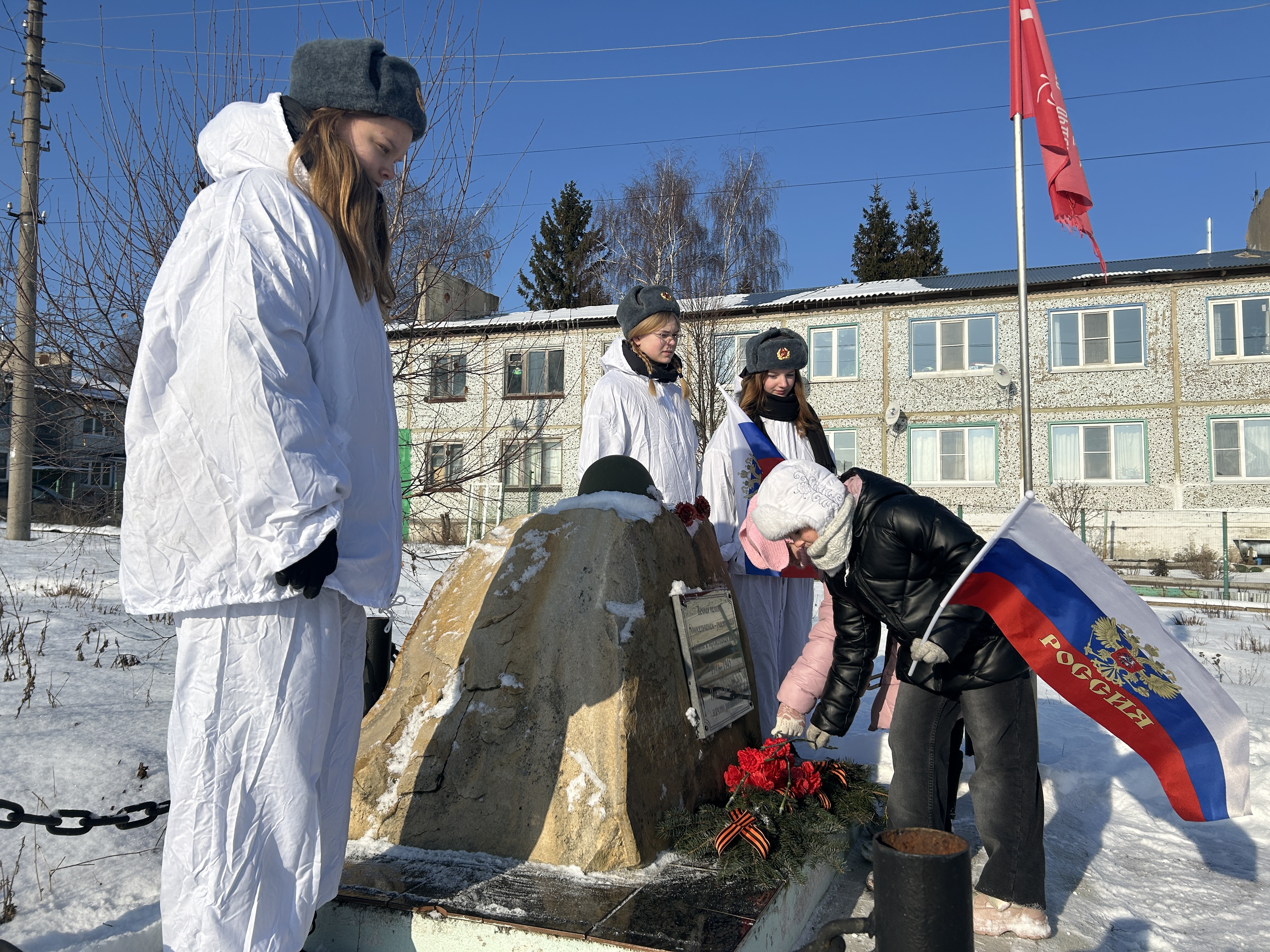 Возложение цветов к мемориалу, посвященному жителям села Ильинка, участникам Великой Отечественной войны.
