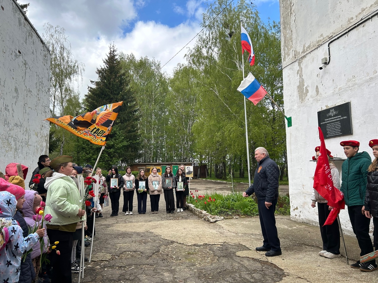 Митинг у мемориала, посвященного учителям нашей школы - участникам Великой Отечественной войны.