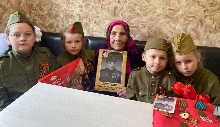 Встреча с историей: дети поздравляют вдову героя войны с Днем Победы.